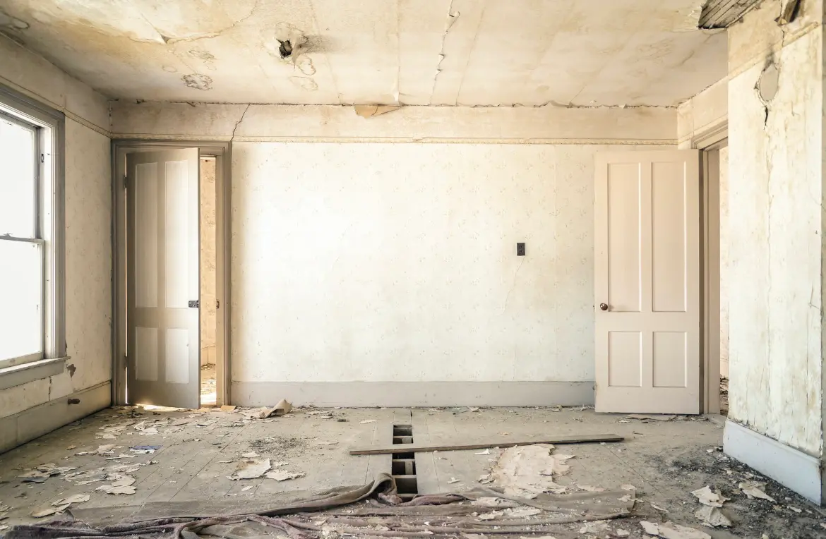 Waste disposal crew managing a cleanout project in Berlin